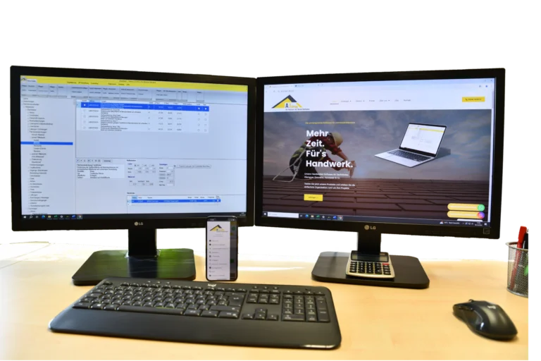 Digitaler Arbeitsplatz mit smartDach smartDach auf zwei Monitoren und einem Smartphone am Arbeitsplatz